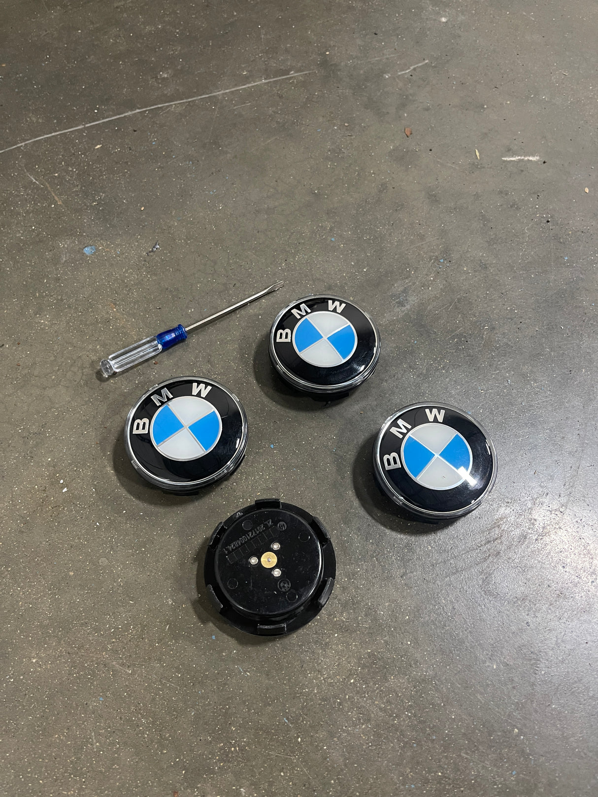 BMW Floating Wheel Center Caps Blue/White Carbon Fiber